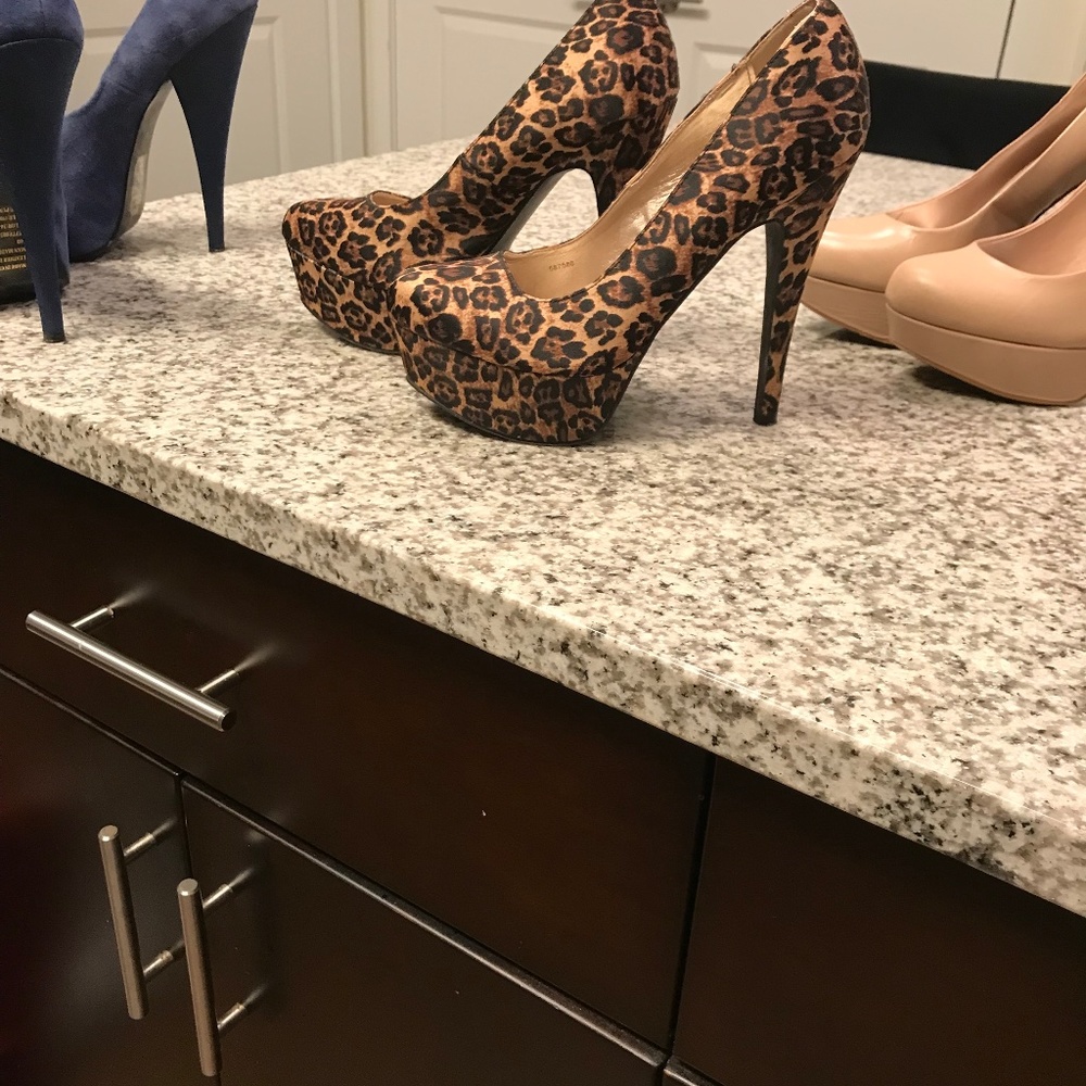 Satin leopard platform pumps